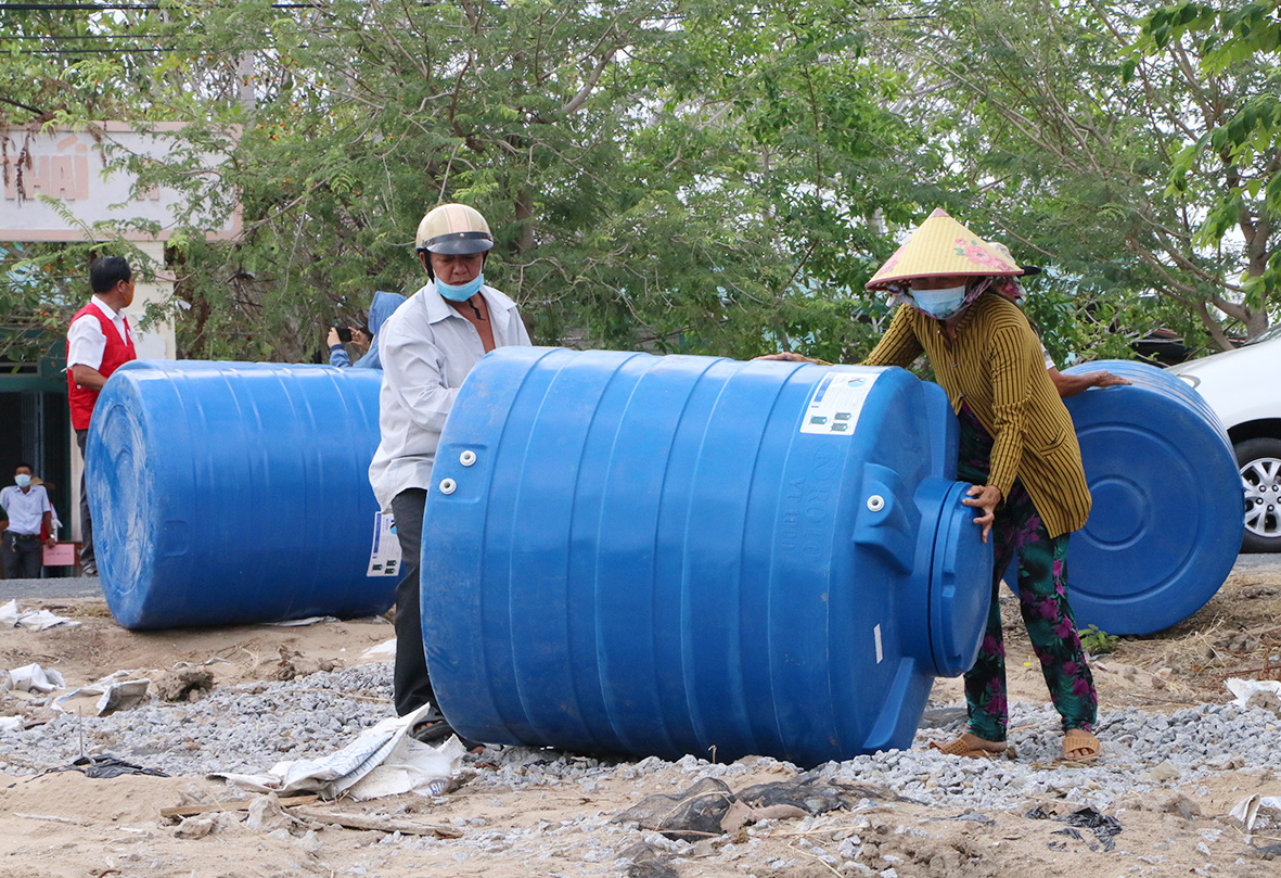 Hội Chữ thập đỏ tỉnh phối hợp Ủy ban nhân dân xã Nam Thái A (An Biên), nhà hảo tâm trao bồn nhựa chứa nước sinh hoạt cho người nghèo xã Nam Thái A. Trong ảnh: Người dân vận chuyển bồn chứa nước về nhà.